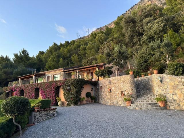 Case e ville in vendita di 184 m² in Via Ogliastro, 22