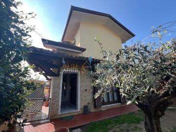 Case e ville in vendita di 184 m² in Via Tinelli, 33