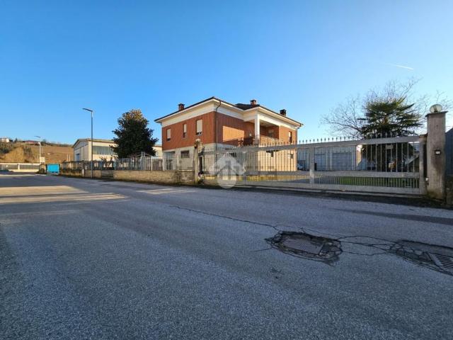 Case e ville in vendita di 184 m² in Strada Canelli, 67