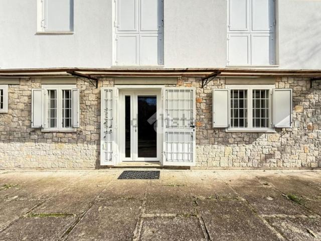 Case e ville in vendita di 185 m² in Via Carpinetana, 21