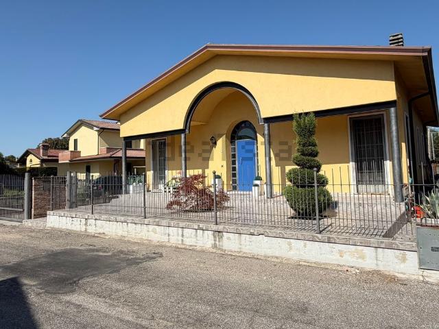 Case e ville in vendita di 185 m² in Via Achille Grandi, 20