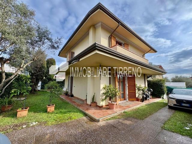 Case e ville in vendita di 185 m² in Via G. Carducci