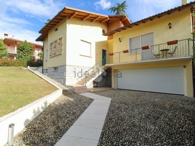 Case e ville in vendita di 185 m² in Via degli Alpini
