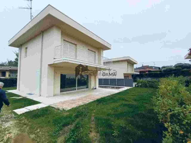 Case e ville in vendita di 185 m² in Via dell&apos Edera