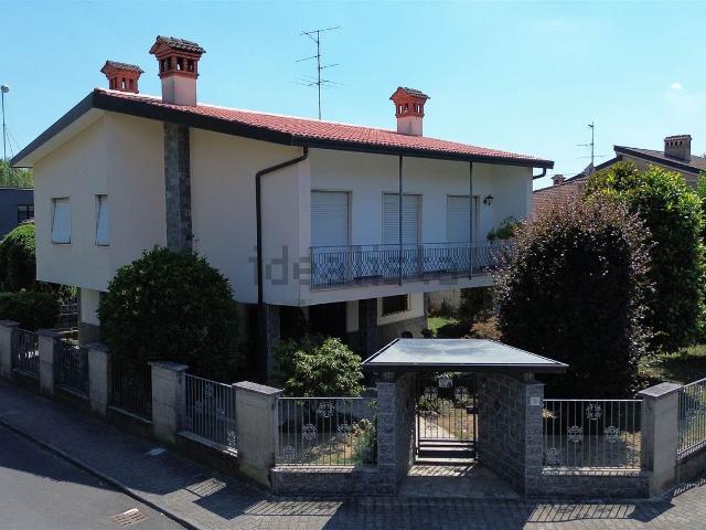 Case e ville in vendita di 185 m² in Via delle Primule, 2