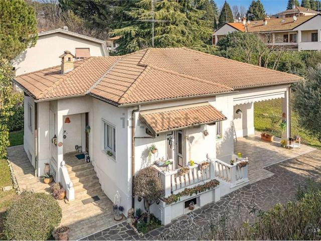 Case e ville in vendita di 185 m² in Via IV Novembre, 16