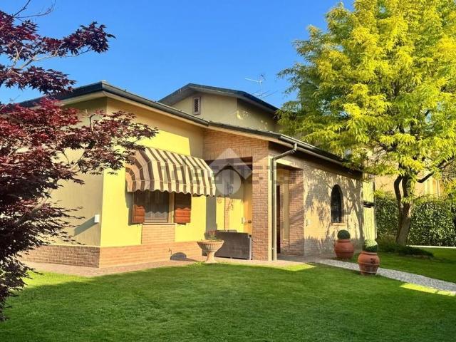 Case e ville in vendita di 240 m² in Via Leonardo da Vinci, 36