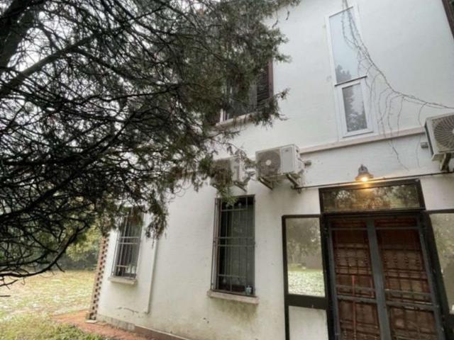 Case e ville in vendita di 185 m² in Via Padusa