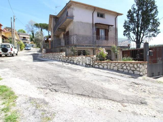 Case e ville in vendita di 185 m² in Via Taverna, 15
