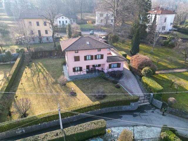 Case e ville in vendita di 186 m² in Via A. Bianchi, 5