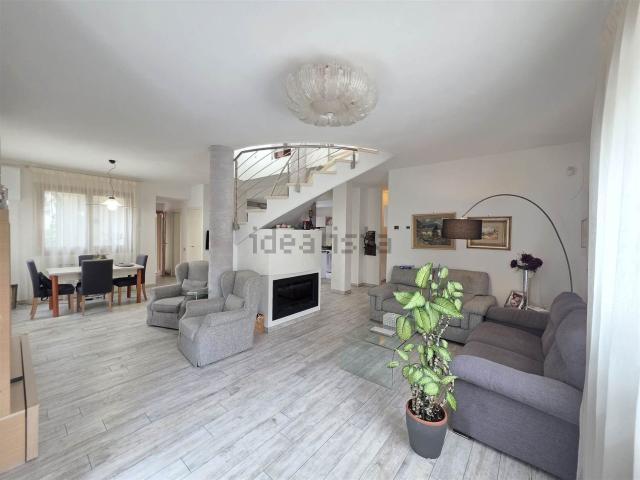 Case e ville in vendita di 186 m² in Via G. Verdi, 12
