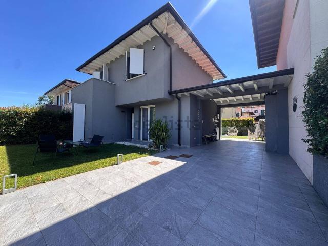Case e ville in vendita di 187 m² in Via Galileo Galilei, 54