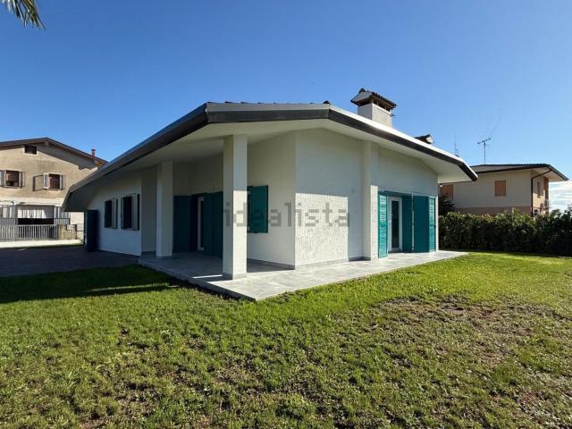 Case e ville in vendita di 187 m² in Via Primavera, 2