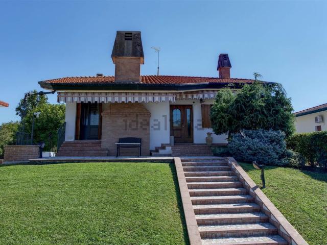Case e ville in vendita di 188 m² in Via C. Battisti, 41