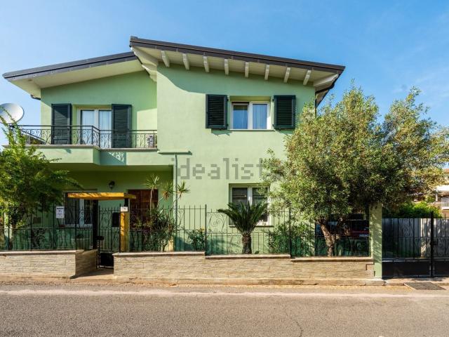 Case e ville in vendita di 188 m² in Via Fratelli Bandiera