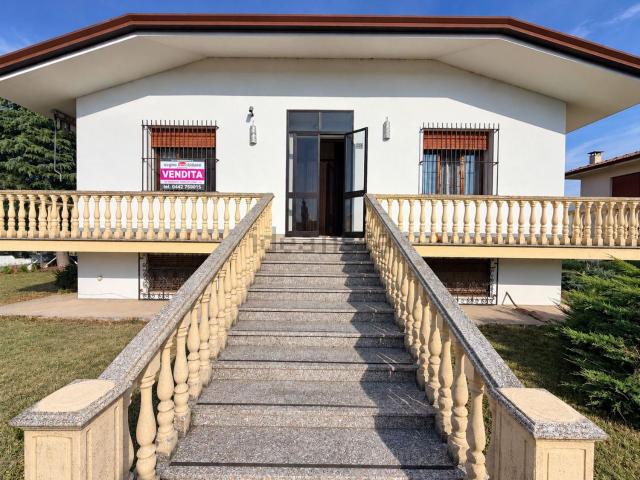 Case e ville in vendita di 188 m² in Via Orlando Scavazza