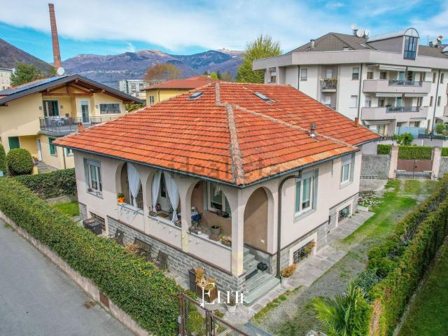 Case e ville in vendita di 188 m² in Via Lussemburgo