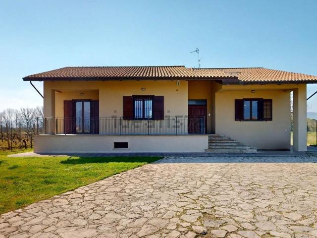 Case e ville in vendita di 188 m² in Via Sant&apos Angelo