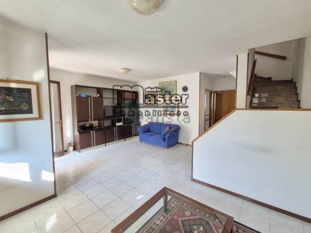 Case e ville in vendita di 188 m² in Via Zecchina, 5