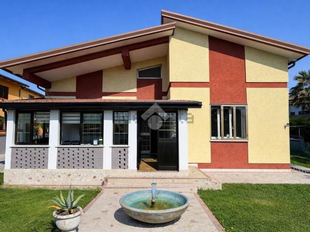 Case e ville in vendita di 189 m² in Via Cappella