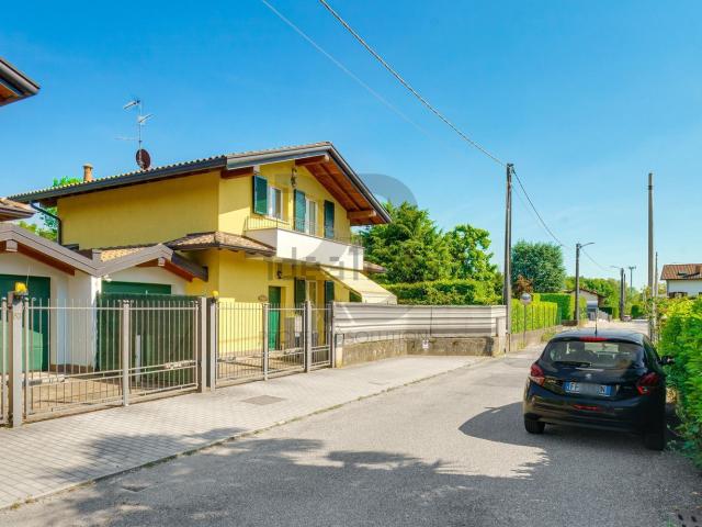 Case e ville in vendita di 189 m² in Via G. Pascoli, 1