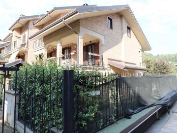 Case e ville in vendita di 189 m² in Via V. Monti, 2