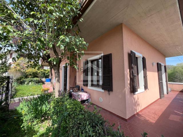 Case e ville in vendita di 189 m² in Via Valle, 42