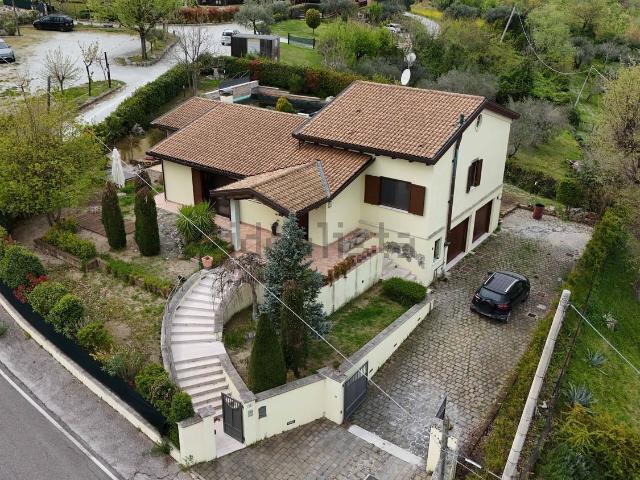Case e ville in vendita di 190 m² in Via Colombarina, 17