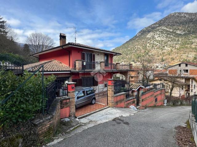 Case e ville in vendita di 190 m² in Via Cava Bonanni, 18