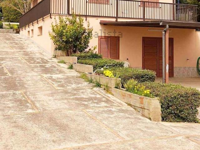 Case e ville in vendita di 190 m² in Via Croce del Vicario