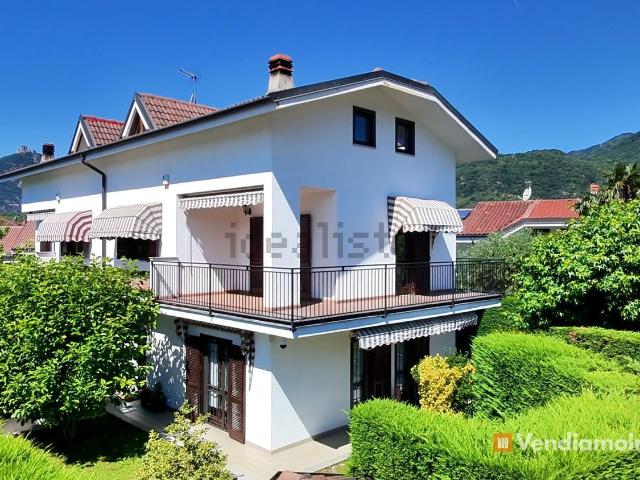 Case e ville in vendita di 190 m² in Via Al Cerrone, 55