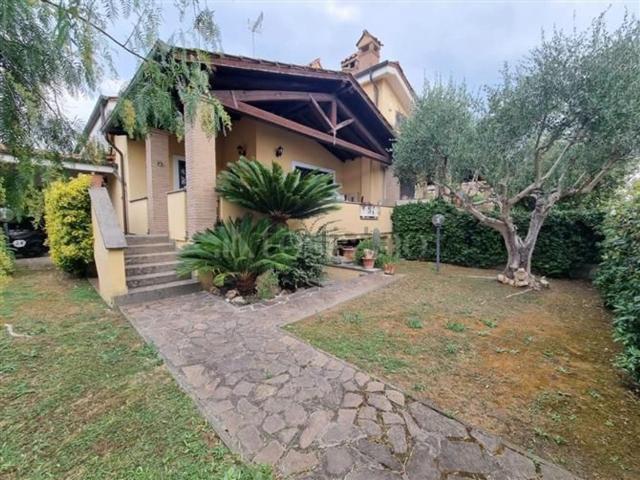 Case e ville in vendita di 190 m² in Via Bartolomeo Nogara