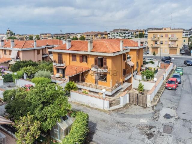 Case e ville in vendita di 190 m² in Via G. Baldinelli, 8