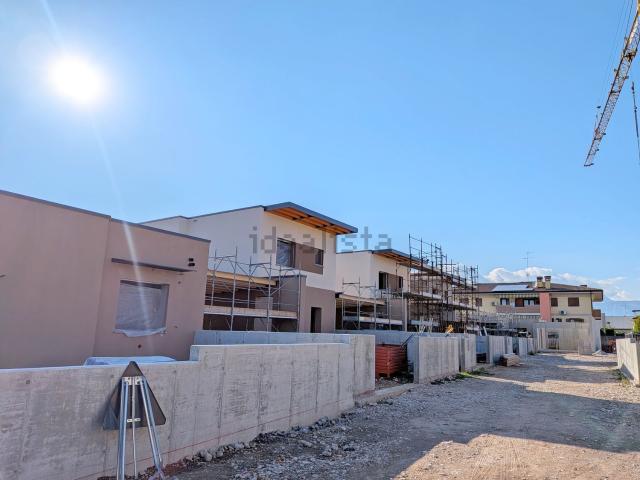 Case e ville in vendita di 190 m² in Via G. Matteotti, 20