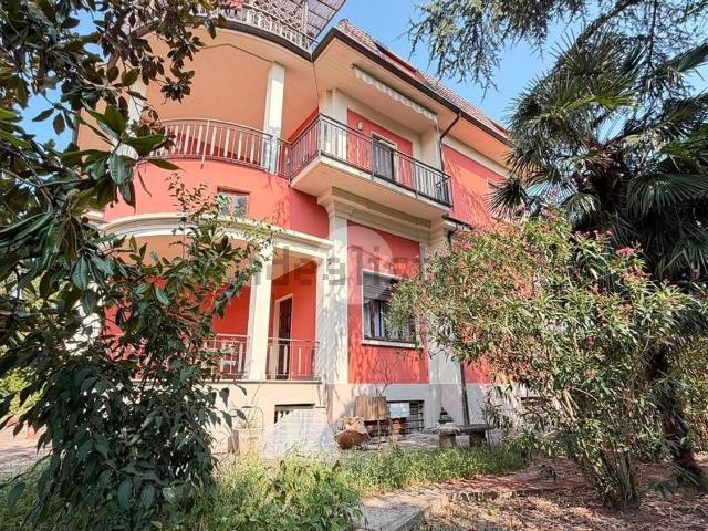 Case e ville in vendita di 190 m² in Via Giuseppe Giulietti, 35