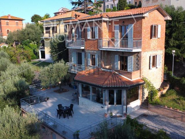 Case e ville in vendita di 190 m² in Via Giovanni Pascoli