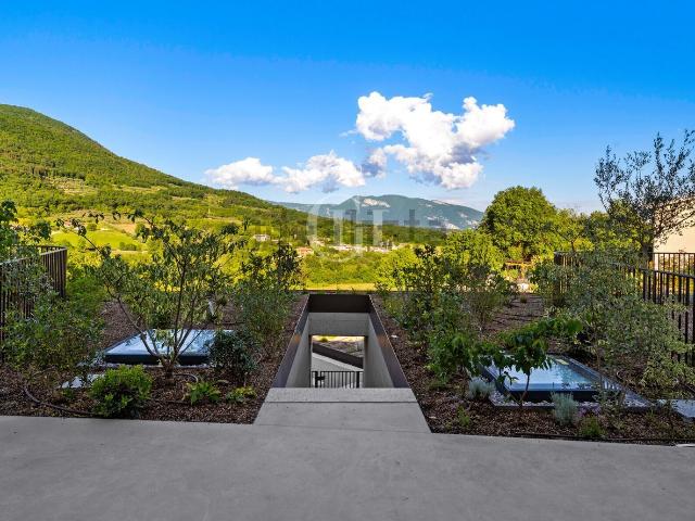Case e ville in vendita di 190 m² in Via degli Alpini
