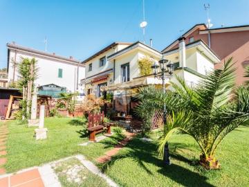 Case e ville in vendita di 190 m² in Via del Daino, 10
