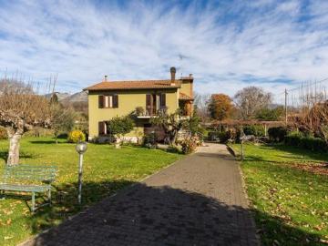 Case e ville in vendita di 190 m² in Via della Selce, 229