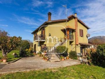 Case e ville in vendita di 190 m² in Via della Selce, 229