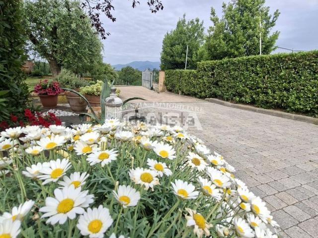 Case e ville in vendita di 190 m² in Via Falorni, 31