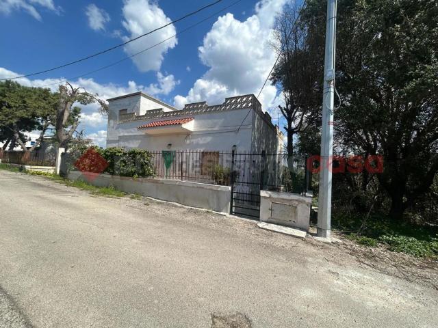 Case e ville in vendita di 190 m² in Via Orchidee, 21