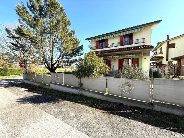 Case e ville in vendita di 190 m² in Via Limiti Sud, 82