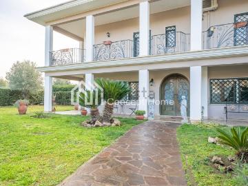 Case e ville in vendita di 190 m² in Via Lucrezia Romana, 102