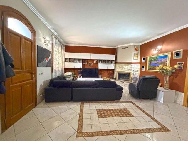 Case e ville in vendita di 190 m² in Via Monte Grappa