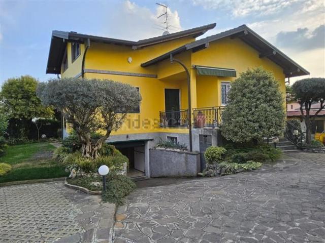 Case e ville in vendita di 190 m² in Via Monte Rosa