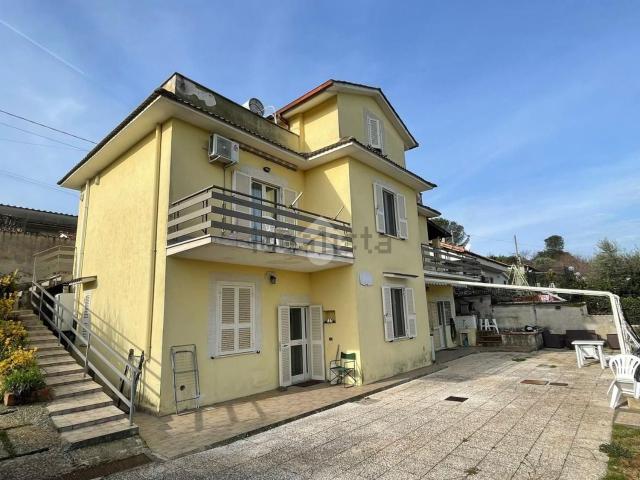 Case e ville in vendita di 190 m² in Via Mainello, 45