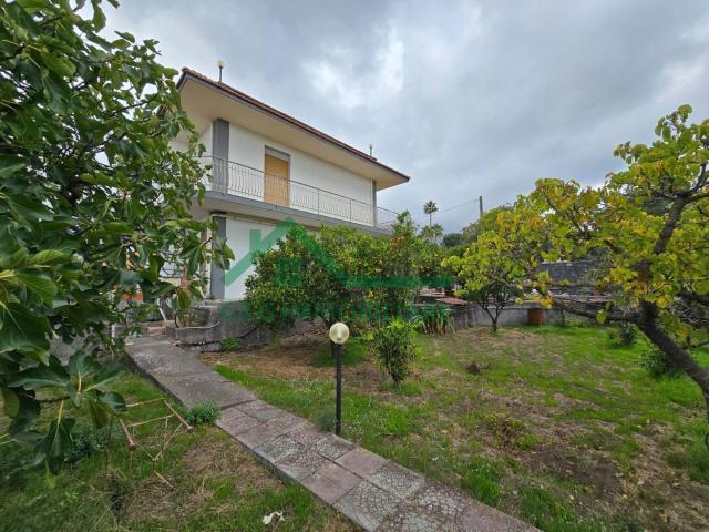 Case e ville in vendita di 190 m² in Via Milano