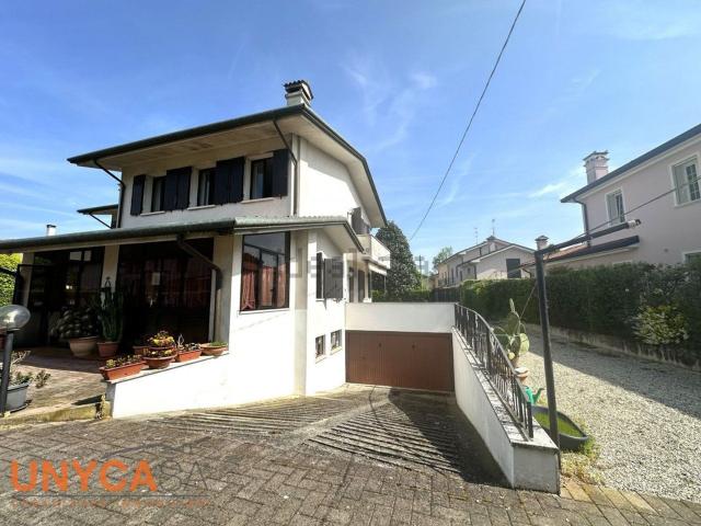 Case e ville in vendita di 250 m² in Via Veneto