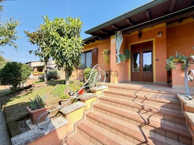 Case e ville in vendita di 190 m² in Via Santa Maddalena di Canossa, 2
